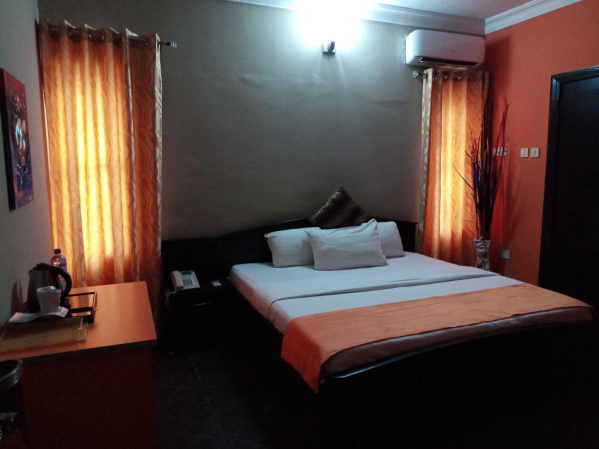 Zek'S Place @ 100% Hotel & Suites Ikeja Exterior photo